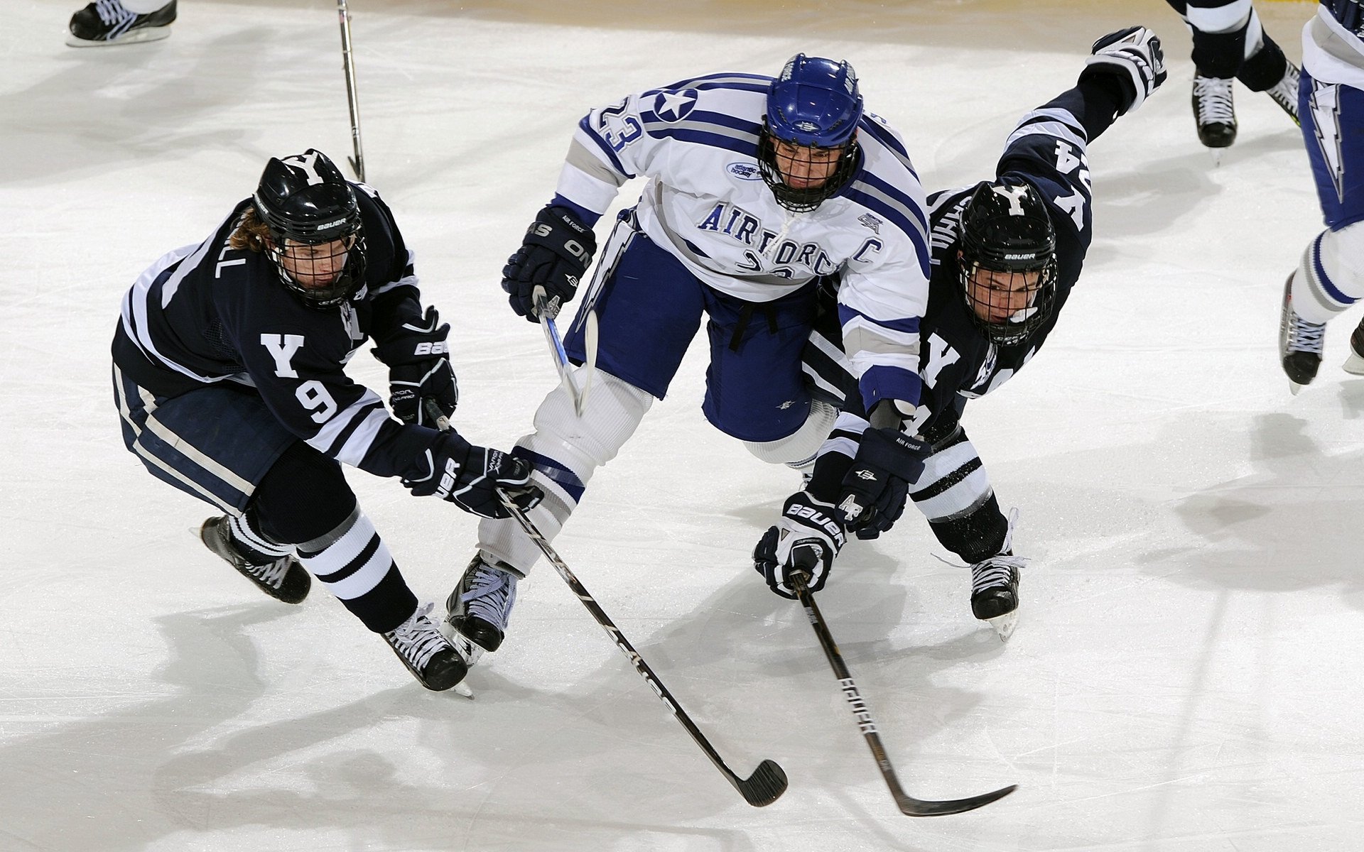 城市半程马拉松夜跑赛 霓虹灯下万人奔跑场面壮观